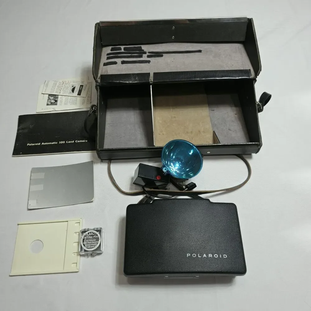 VTG Polaroid Land Camera 100 w/Case Flash Manual Photography Collectible Vintage